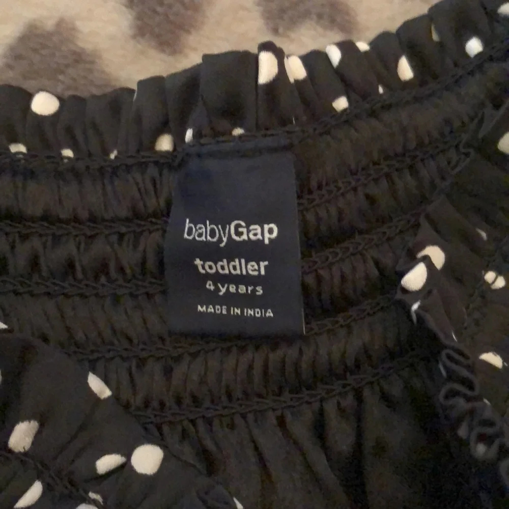 2010 babyGap Smocked Waist Skirt in Black White Polka Dots With Pockets Size 4